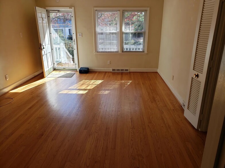 Building Photo - 1506 Garland Dr