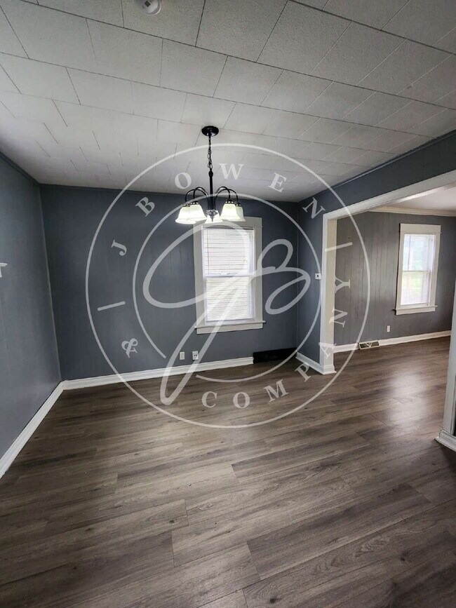 Building Photo - Spacious & Updated 3 Bed, 1.5 Bath Home – ...