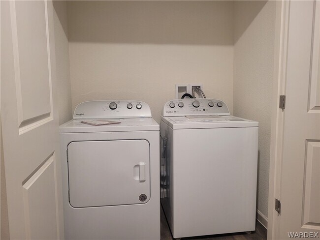 Building Photo - 2198 E Arapaho Rd