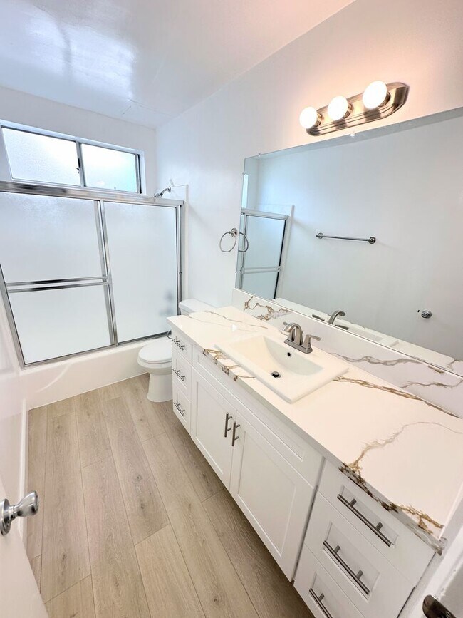 Building Photo - Highly updated 1bd/1ba in Canoga Park, Chatsworth adjacent! Parking included