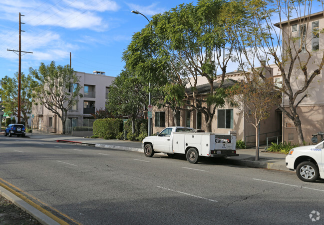 Building Photo - Valley Village