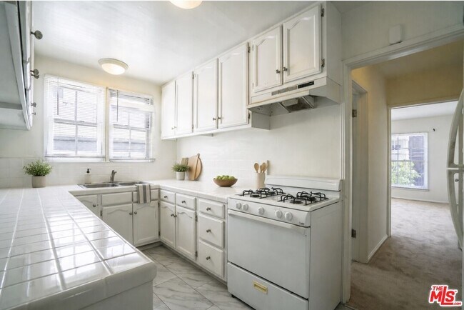 Building Photo - 8551 Holloway Dr