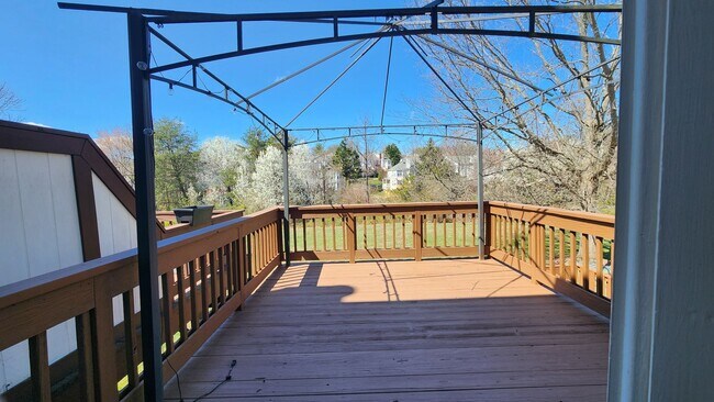 Building Photo - End-unit townhome in highly desired Kingstown