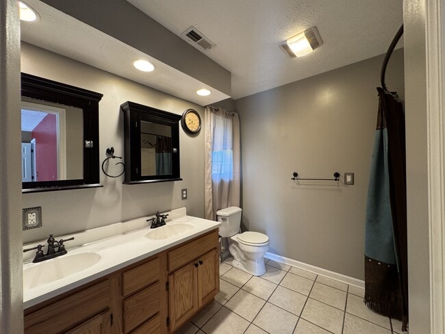 Building Photo - 36 Bayley Dr