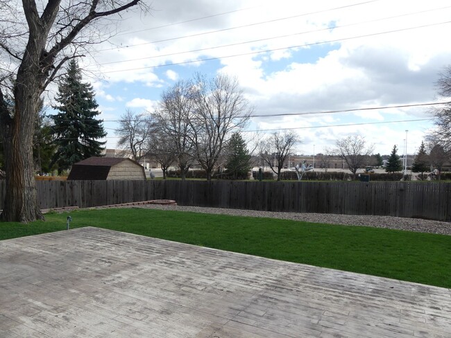 Building Photo - Remodeled 4 bedroom! Fenced backyard! 2 Ca...