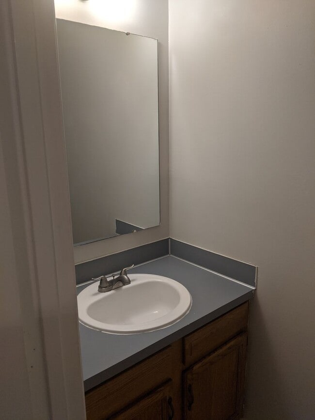 Building Photo - Cozzy townhome ready for you!