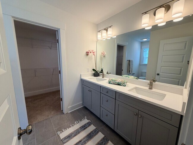 Building Photo - Four Bedroom Town Home in Old Stoney Village- Two Primary Suites