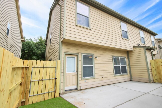 Building Photo - 23611 Wildwood Green Way
