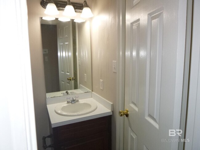 Building Photo - 600 Cheshire Ln