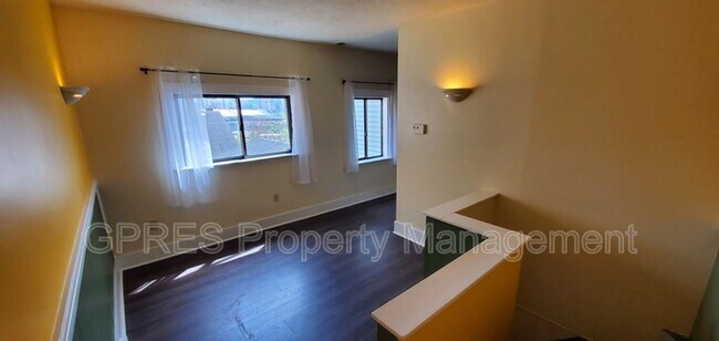 Building Photo - 1109 Goettmann St