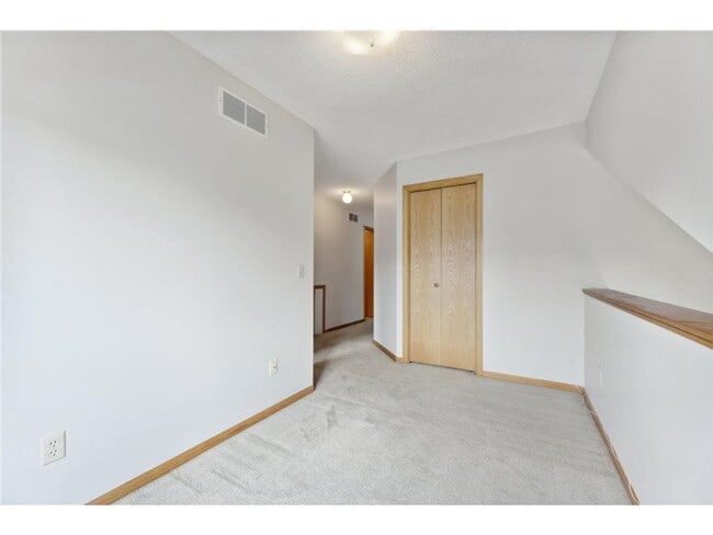 Building Photo - 2 Bed + Loft End Unit Townhome- Available 6/1
