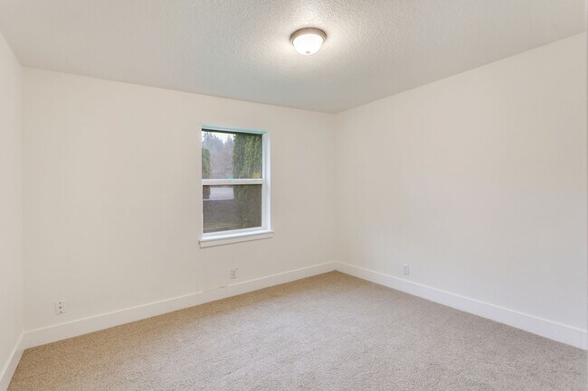 Building Photo - Spacious 2BR Home with Loft, Warehouse & Private River Access Mulino, OR