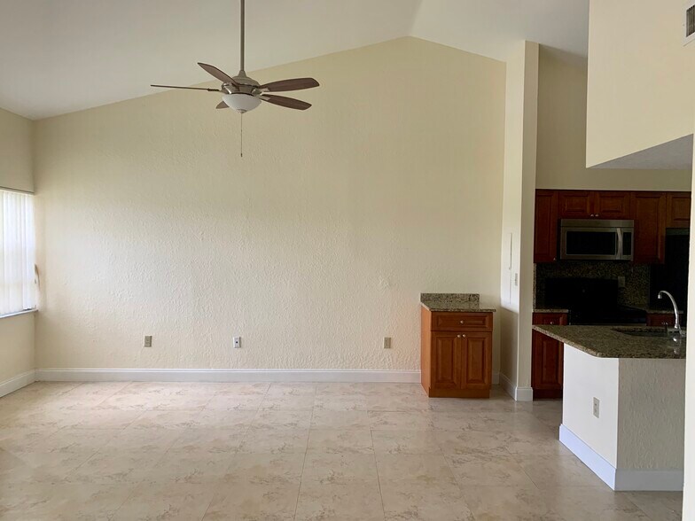 Primary Photo - 2841 N Oakland Forest Dr