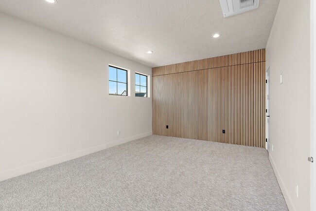 Building Photo - 98 S Carbon Rivet Ave