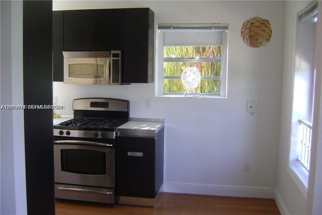 Building Photo - 4812 Pine Tree Dr