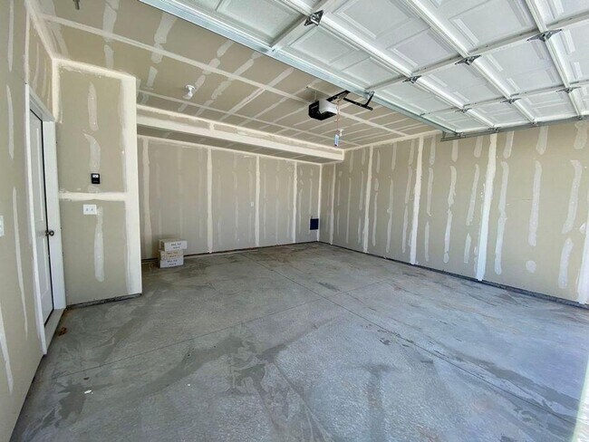 Building Photo - 3 bed 2.5 Bath Clean and Move-in Ready