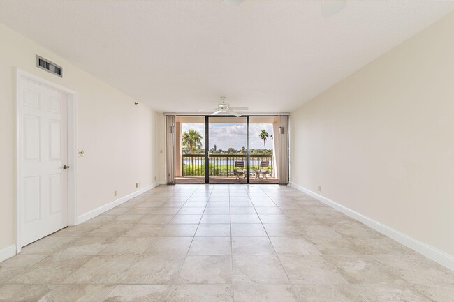 Building Photo - 356 Golfview Rd