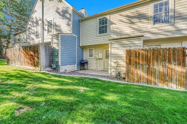 Building Photo - $1,465 - 2 Bed 1 Bath Townhome in Aurora with In Unit Laundry!