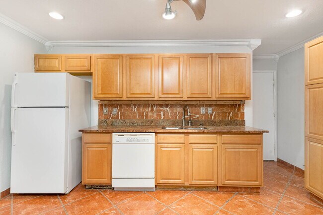 Building Photo - Great Entertaining Spaces!