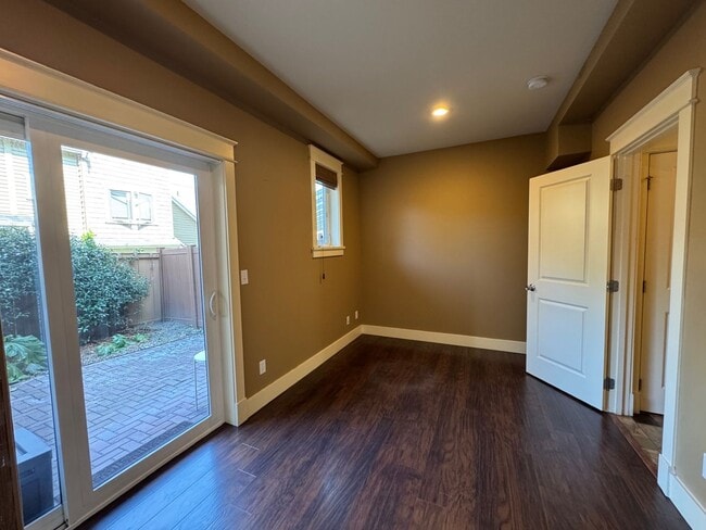 Building Photo - Cozy 3 bed 2.5 bath townhome on North Quee...
