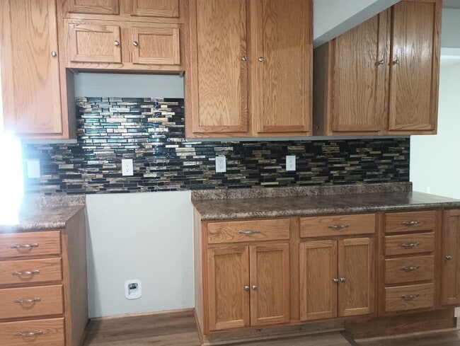 Building Photo - 3-bedroom, 1-bathroom home located inSouth...