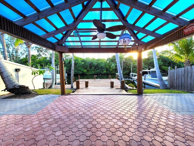 Building Photo - 1903 Robalo Dr