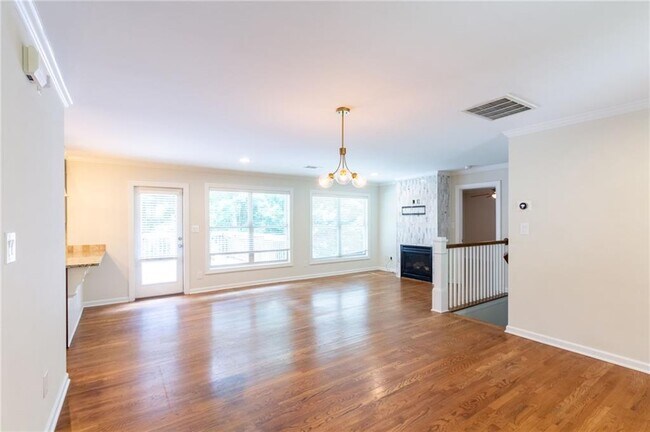 Building Photo - 3014 Skyland Dr NE