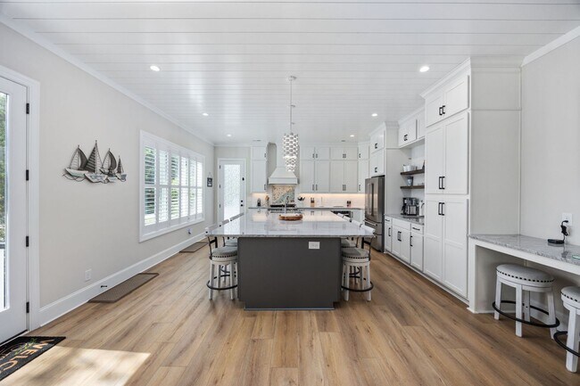 Building Photo - Gorgeous Custom Home Available for Snowbir...