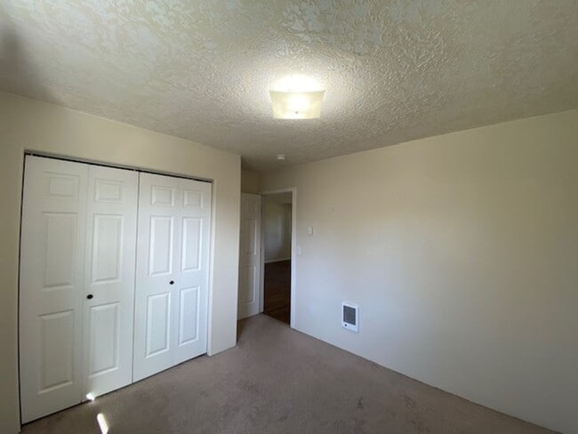 Building Photo - Duplex Close To Downtown!