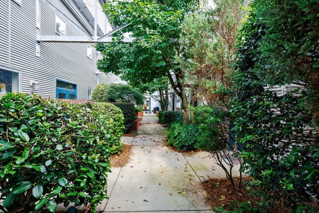 Building Photo - 400 Village Pkwy