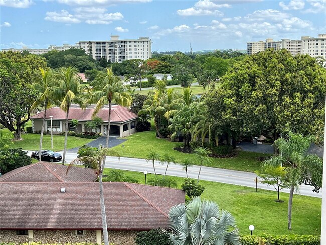 Building Photo - 3000 N Palm Aire Dr