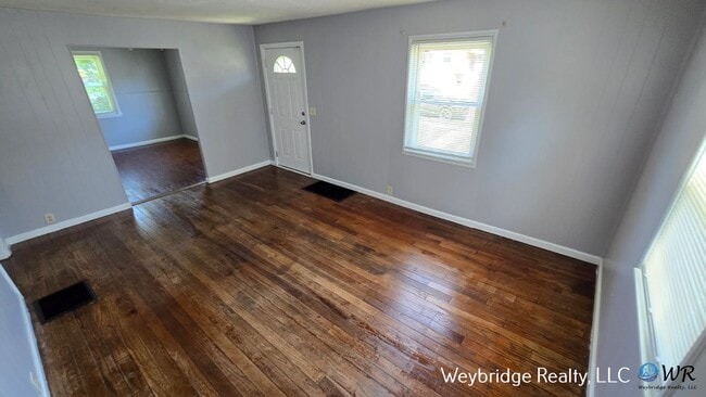 Building Photo - Conveniently Located 2 Bedroom 1 Bath Hous...