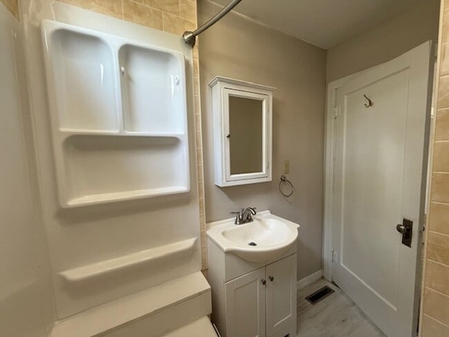 Building Photo - South End 3 Bed / 1 Bath