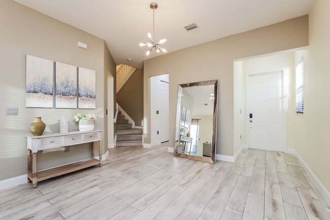 Building Photo - Annual rental - 3 bedroom / 2.5 bath - Fully furnished