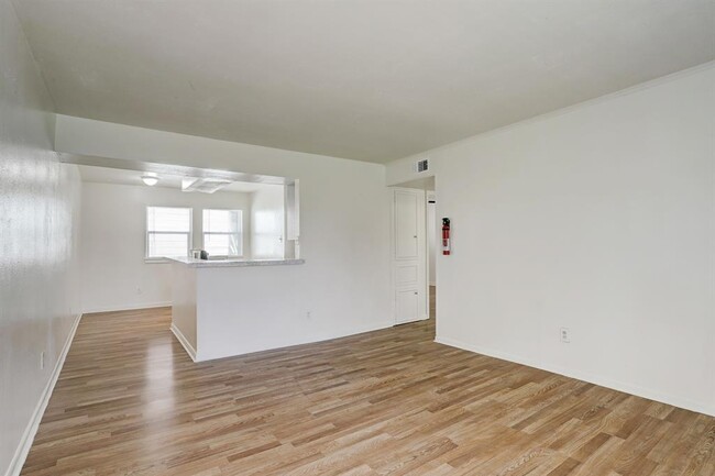 Building Photo - 1701 Johanna Dr