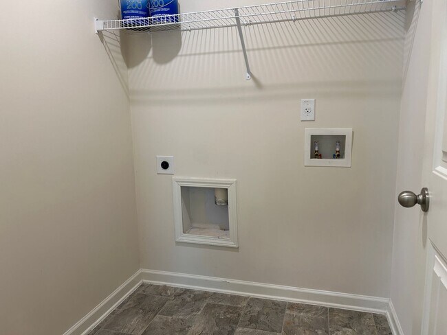Building Photo - Wow 3 bedroom 2.5 bathroom townhome minute...