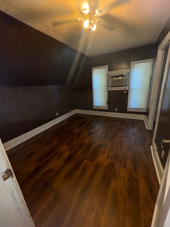 Building Photo - 420 W College St