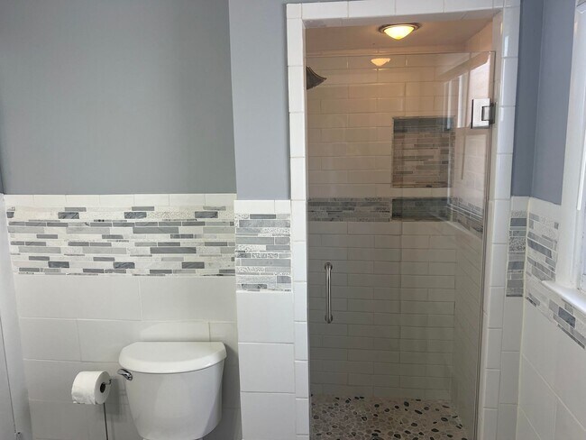 Building Photo - Updated Single Family Ranch Home with Fenc...