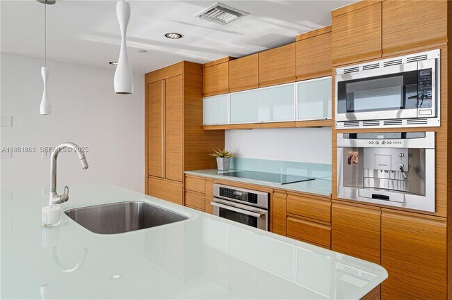 Building Photo - 5875 Collins Ave