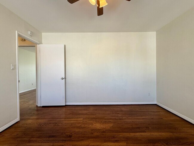 Building Photo - CORNER Upstairs Unit Within Small Gated Community! COMPLIMENTARY Shared Laundry! Spacious Floorplan!