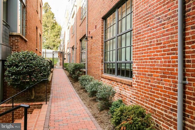 Building Photo - 2516 Q St NW