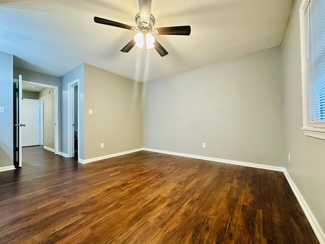Building Photo - Newly Renovated 2 Bed, 2.5 Bath Chapel Hil...