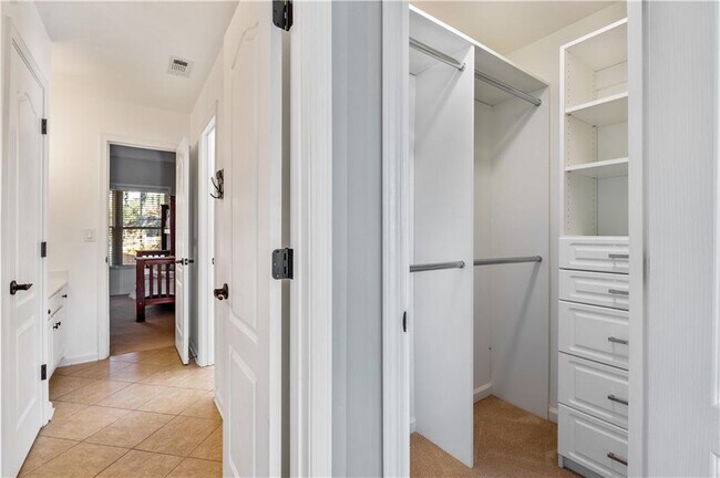 Building Photo - 3713 Lake Edge Dr