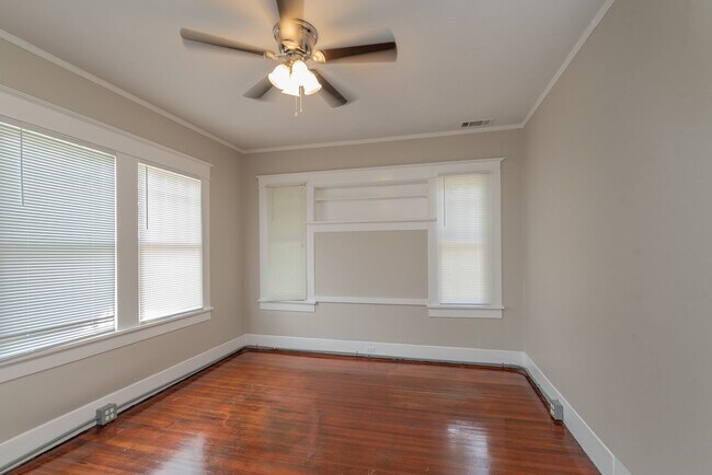 Building Photo - $1500 - 3 bed/1 bath house in Central Aven...