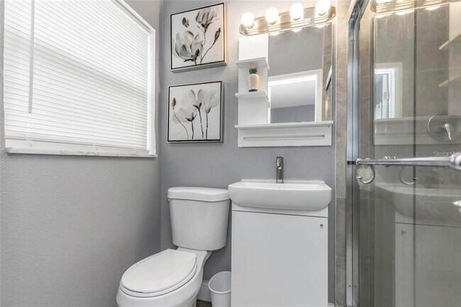 Building Photo - 206 N Himes Ave