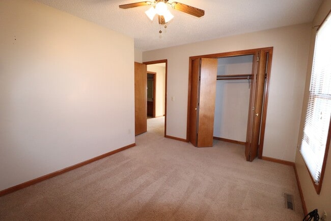 Building Photo - Spacious Townhome