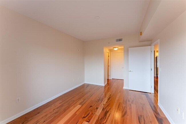 Building Photo - 54 Rainey St