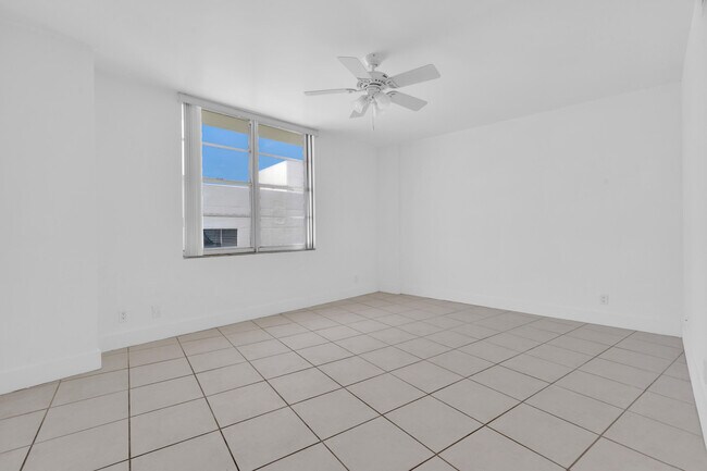 Building Photo - 3725 S Ocean Dr