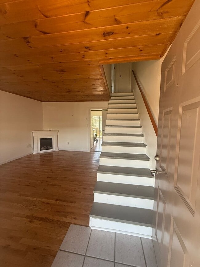 Building Photo - 228 Adams Ln