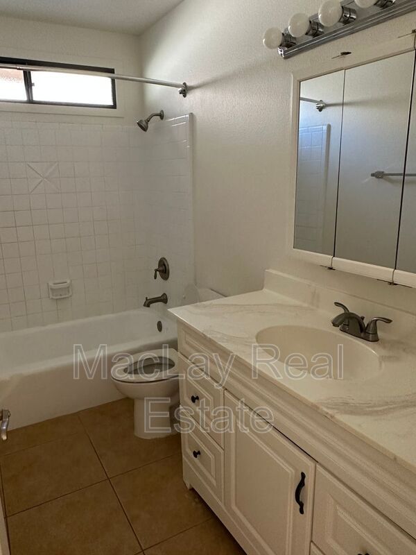Building Photo - 1221 E Watson Dr